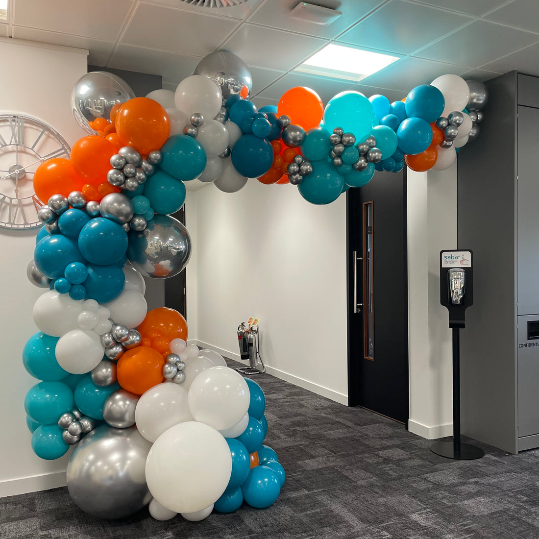 What is an organic balloon arch?